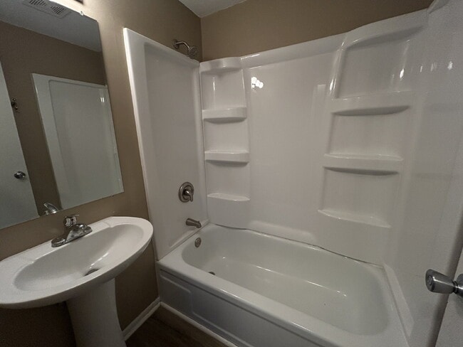 Building Photo - Charming 2-Bed Condo Retreat with 1.5 Baths in Prime Greenwood Location – 1088 Sq Ft of Comfort!