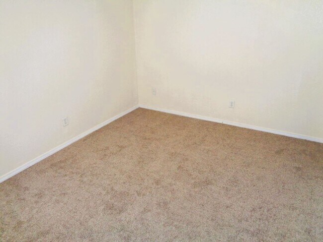 Building Photo - Adorable Single Level Eastside Home With Evaporative Air Located In Quiet Neighborhood