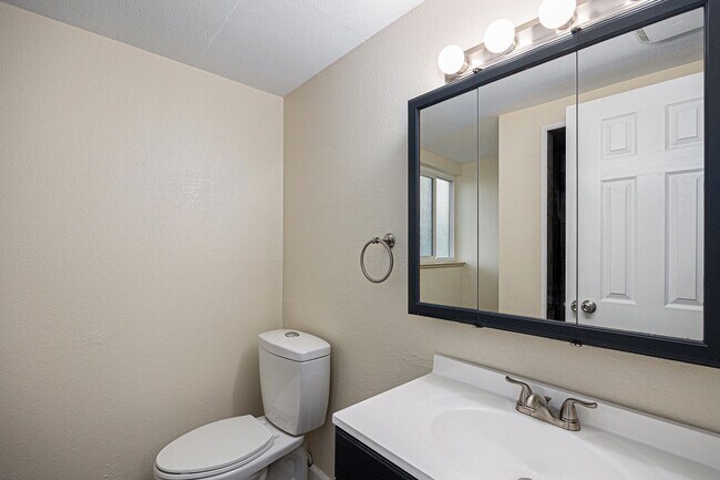 Building Photo - Charming 3-Bedroom Home – Perfect for Comf...