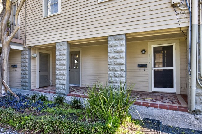Building Photo - One Bedroom Unit in Heart of Uptown