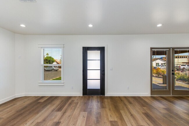 Building Photo - 1329