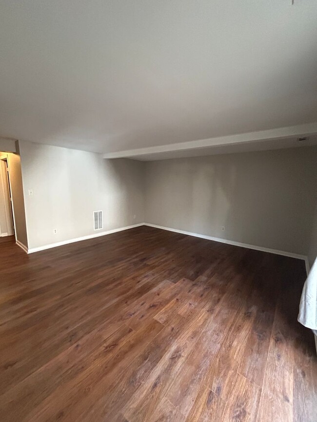 Building Photo - Spacious 3-Bedroom End-Unit Townhouse in P...