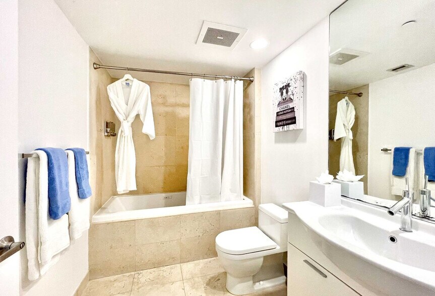 Building Photo - 485 Brickell Ave