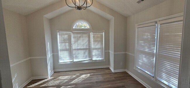 Building Photo - Great clean one level condo convenient to ...