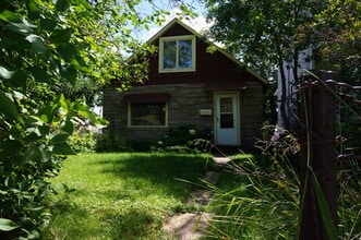 Building Photo - AVAILABLE JUNE 1ST 2026 - Beautiful 3 bed/2 bath House