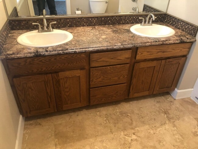 Building Photo - Newer 3 bedrooms 2.5 bathroom townhouse!