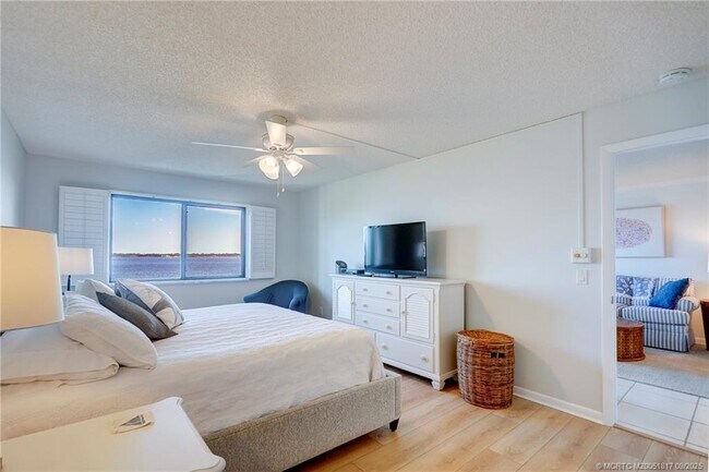 Building Photo - 10 NE Plantation Rd