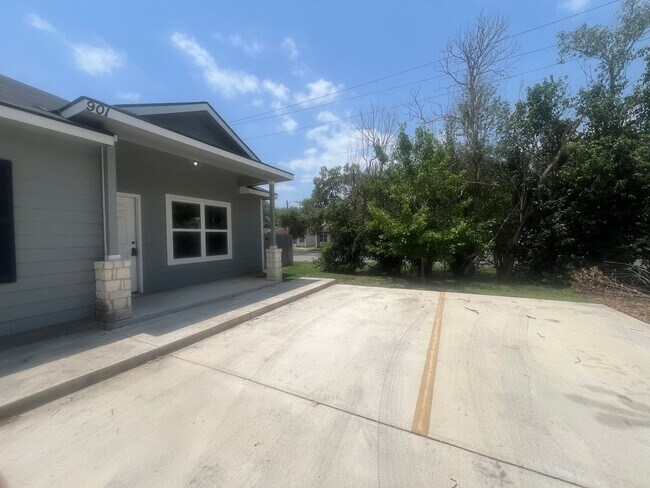 Building Photo - Luxury 3/2 Duplex in Seguin, Texas