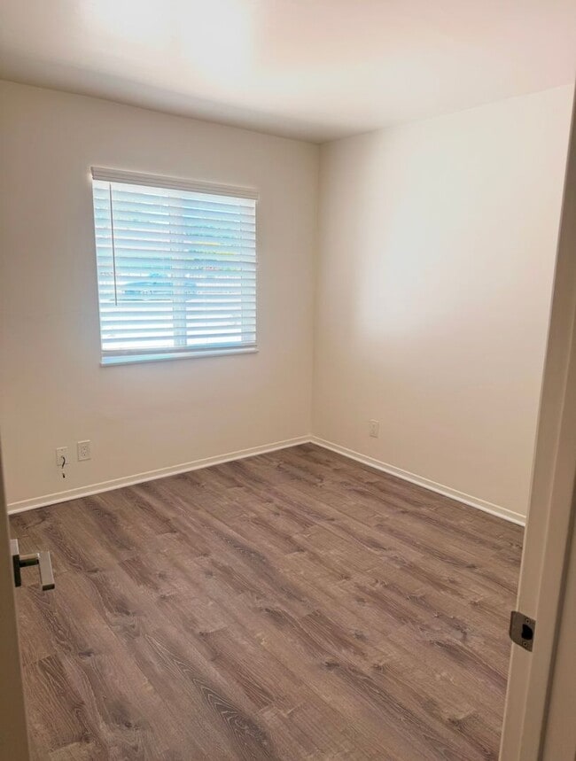 Building Photo - Stunning 4 Bedroom, 2 Bathroom House