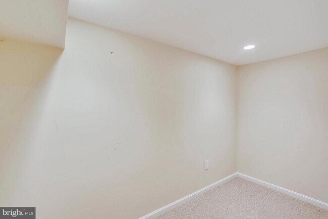 Building Photo - 9801 Clydesdale St