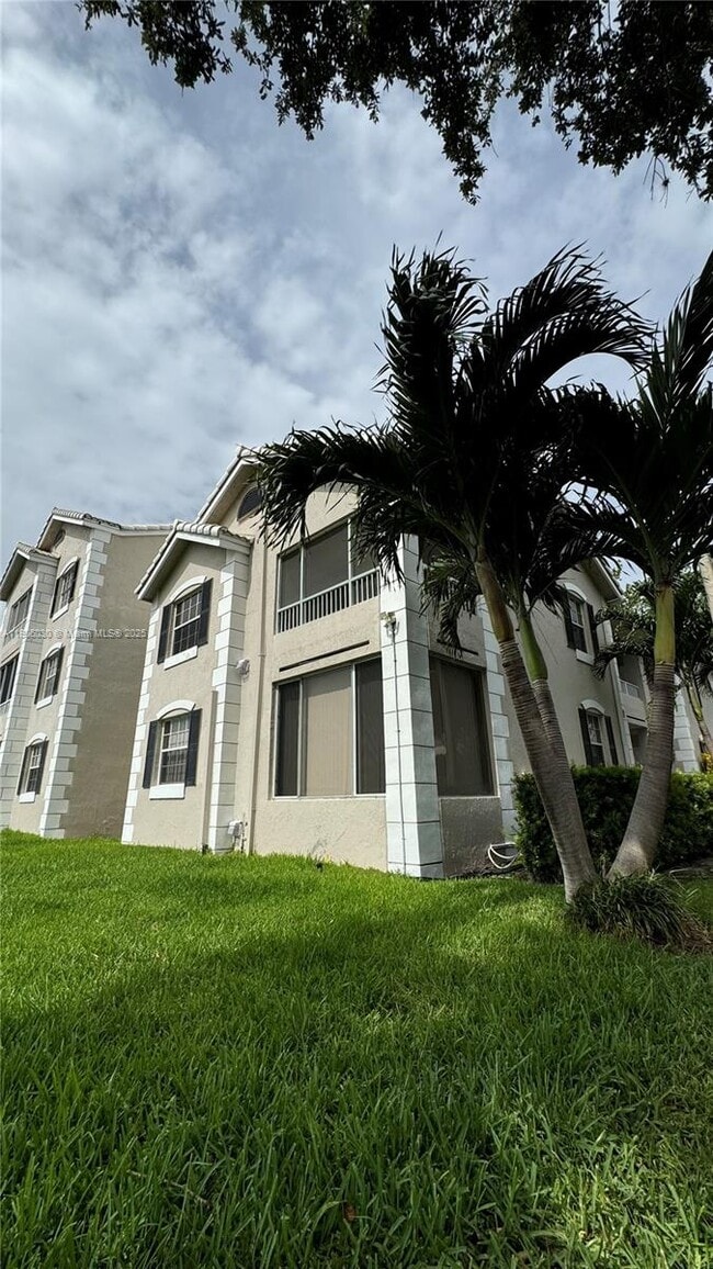 Building Photo - 2831 N Oakland Forest Dr