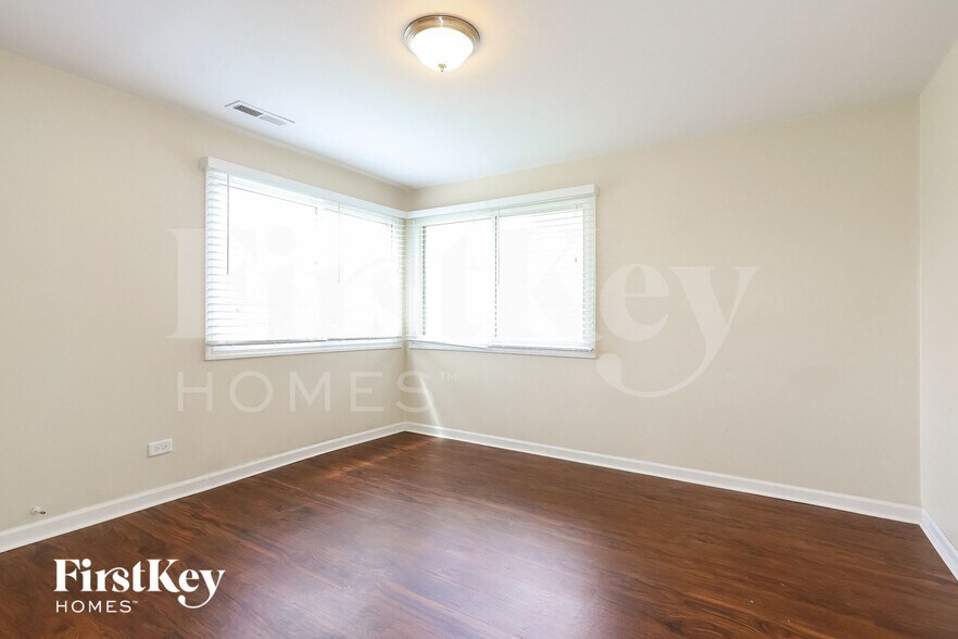 Building Photo - 5141 Oak Center Dr