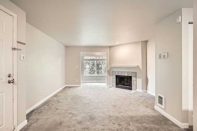 Building Photo - Updated 2 Bed Renton Ridge Condo; A Great ...