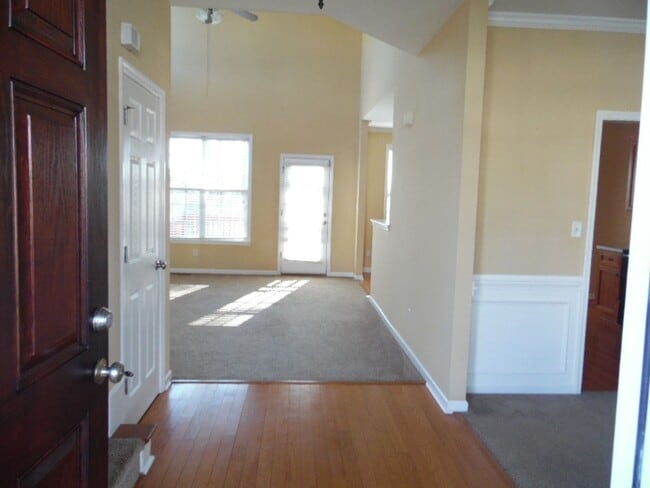 Building Photo - Stunning 4 bedroom with mother-in-law suite on main level