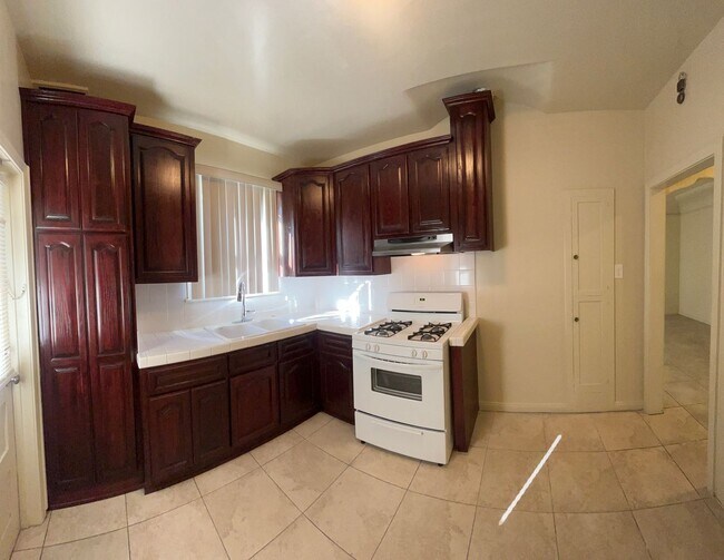 Building Photo - LARGE UPSTAIRS ONE BEDROOM ONE BATH! WITH ...