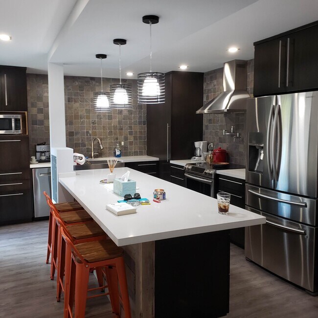 Building Photo - 825 Center St