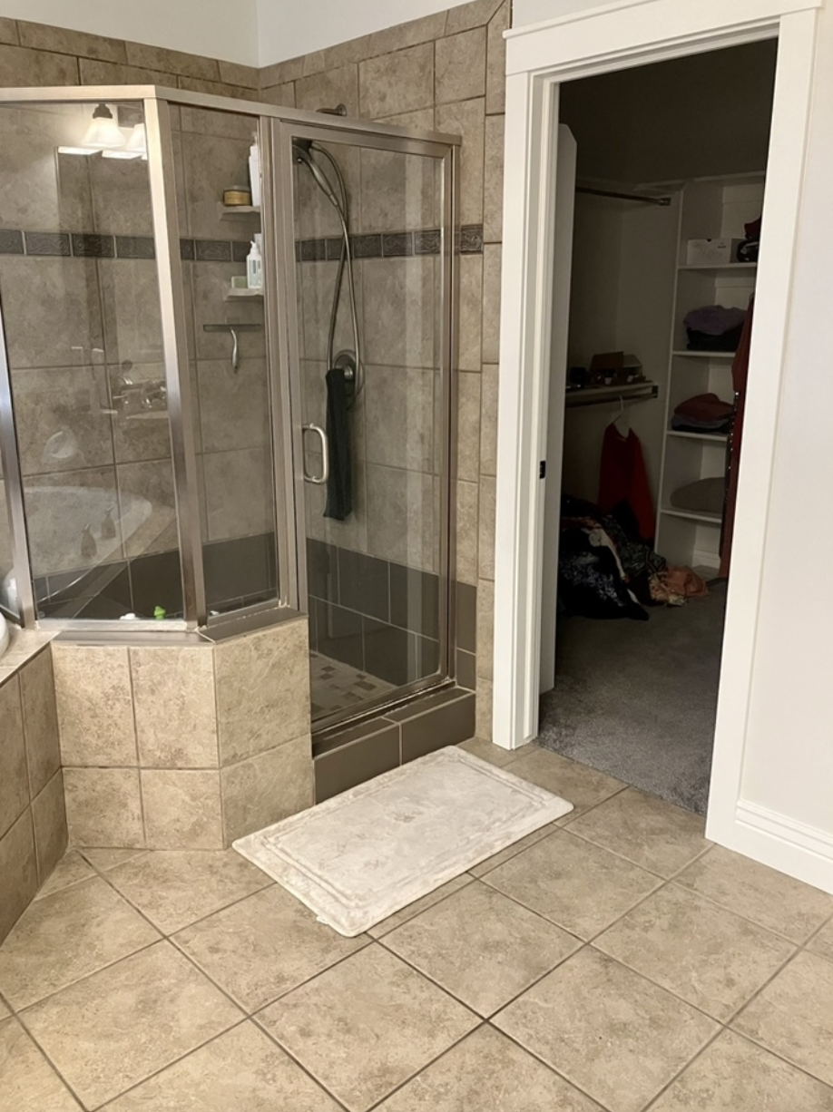Main bathroom: Large walk-in closet! - 14487 S Cuchara Way