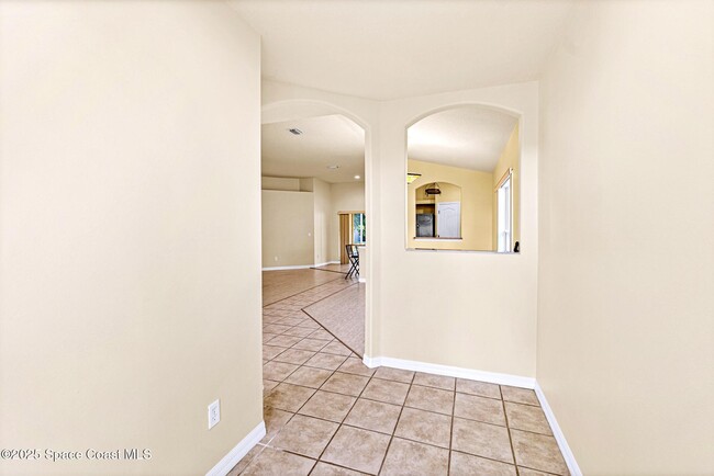 Building Photo - 960 Villa Dr