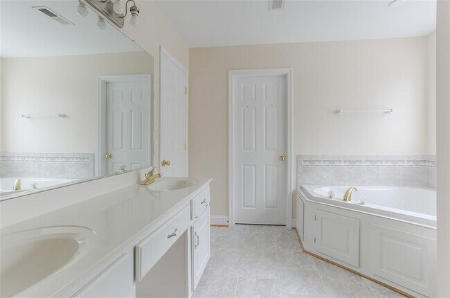 Building Photo - 613 Greyshire Dr