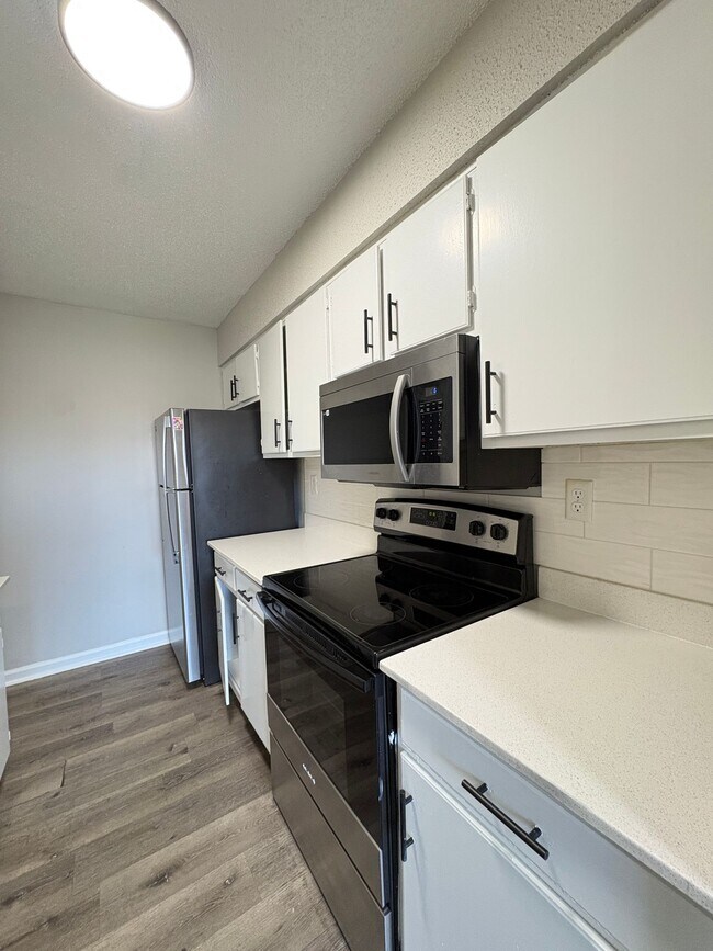 Building Photo - Remington On Rockville Living