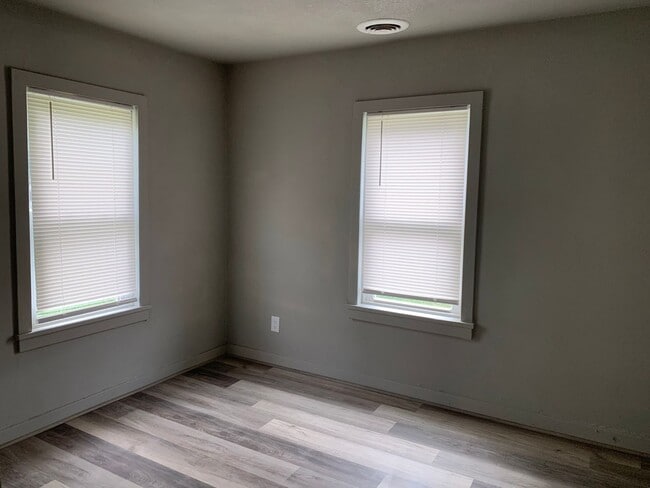 Building Photo - Adorable 2 bedroom, 2 bathroom home. Stack...