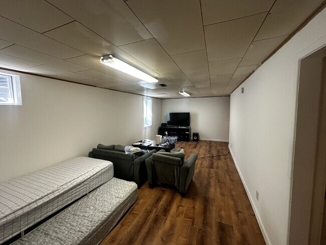 Building Photo - Available Immediately!  Spacious 6-Bedroom Retreat with 2 Full Baths in Charming Denver Locale!