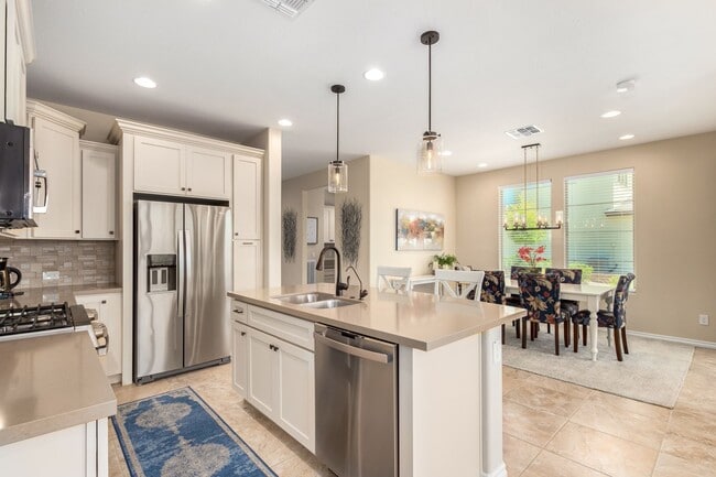 Building Photo - Gorgeous 2 bedroom / 2 bath townhome locat...