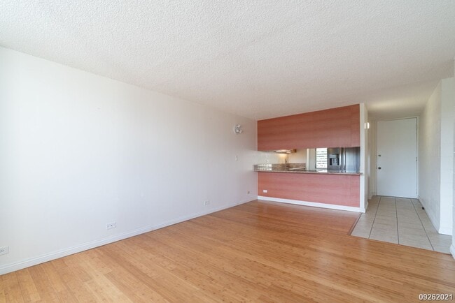 Building Photo - Salt Lake 1 BR/1BA Condo with 1 ASSIGNED P...