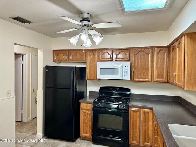 Building Photo - 680 Birchwood Ln