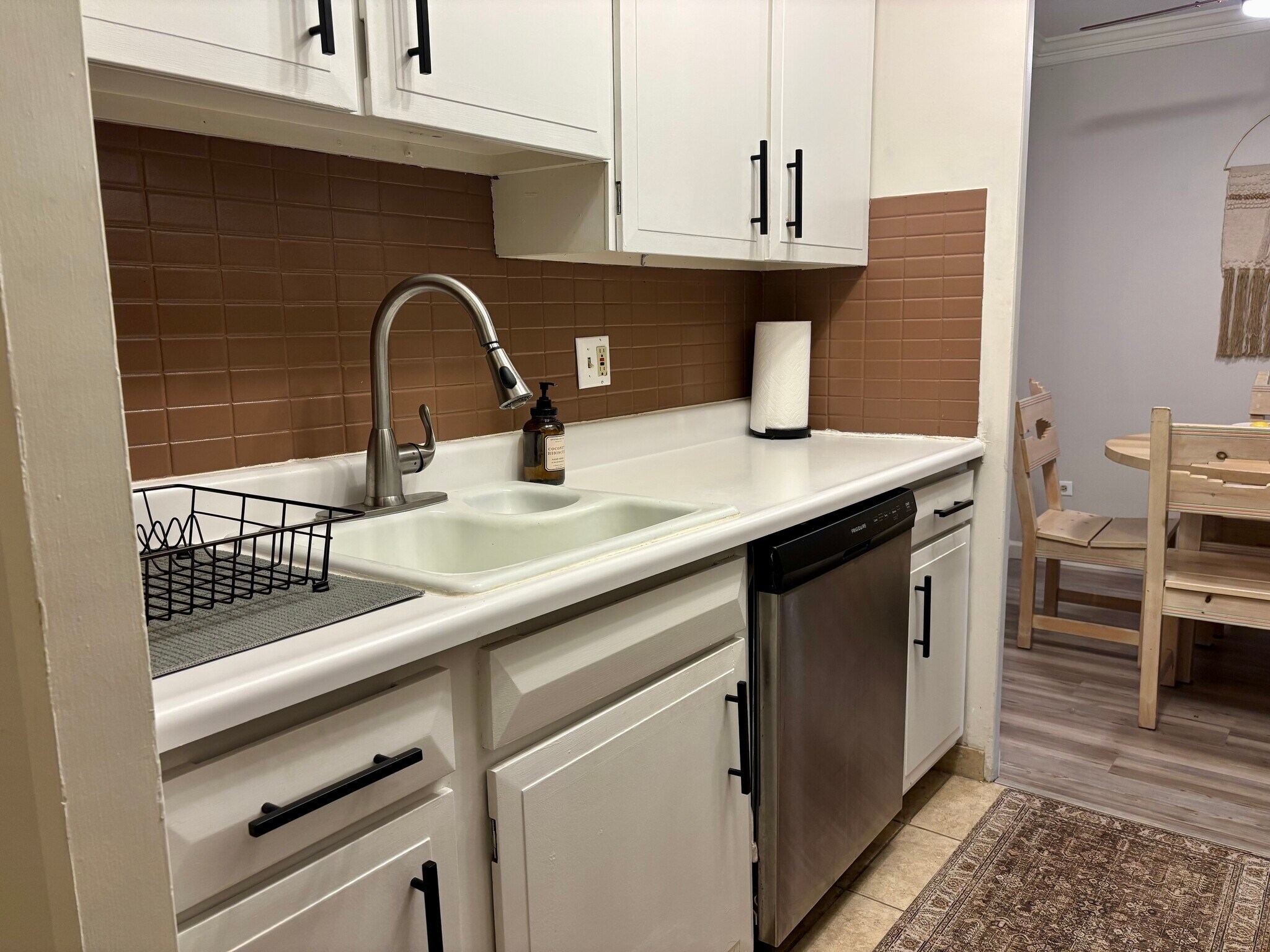 Kitchen w/ Stainless Appliances - 1111 Ash St