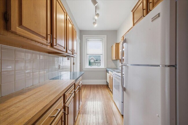 Building Photo - 825 Delaware Ave