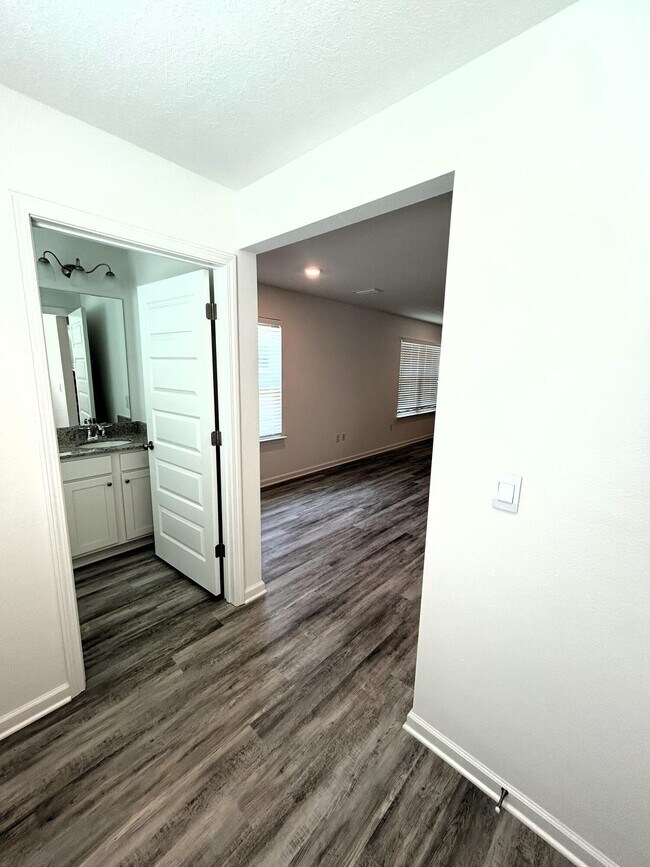 Building Photo - 133 Staggerbush St