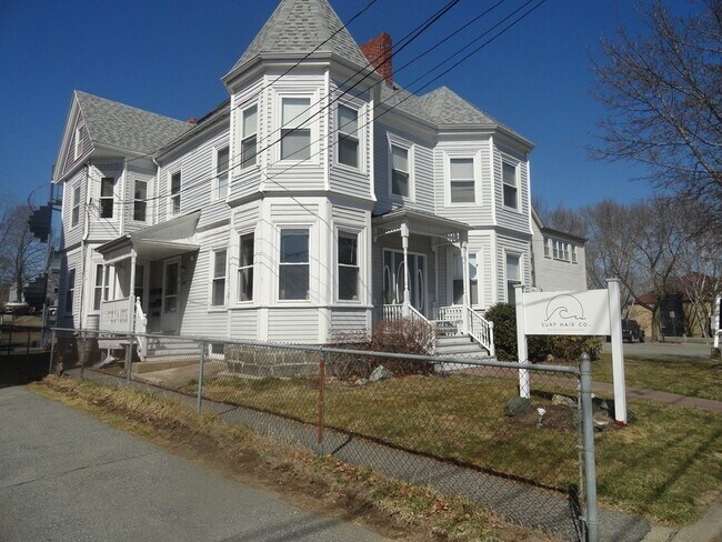 Building Photo - 455 Main St