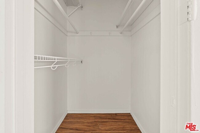 Building Photo - 15540 Moorpark St