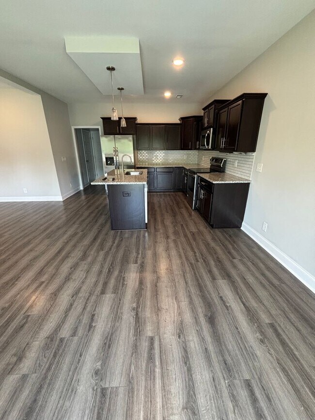 Building Photo - 4 Bedroom 2 1/2 Bath Pet Friendly Home For Rent Near Post!
