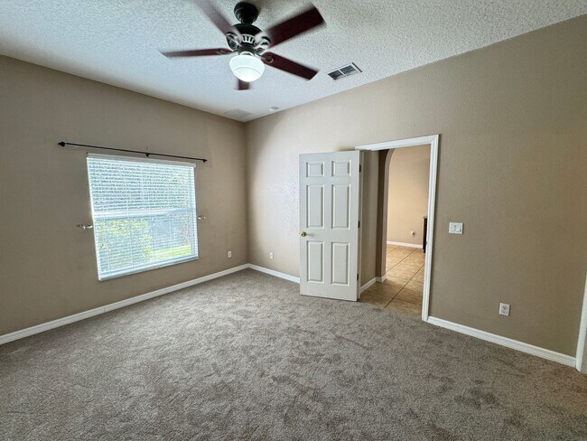 Building Photo - 5 Bedroom Townhome in Avalon Park! TESLA CHARGER INCLUDED!