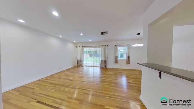 Building Photo - Bright 3-Bedroom + 2-Bathroom Home in Vall...