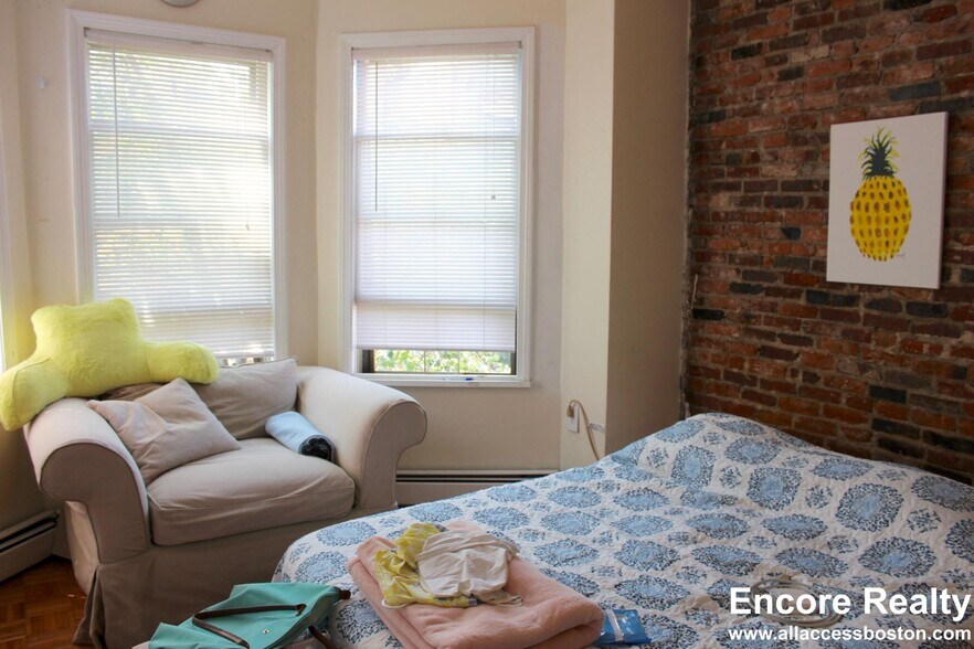 Building Photo - 40 Anderson St