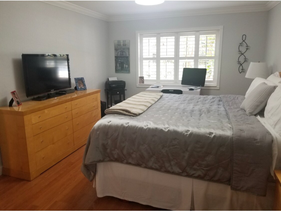 Building Photo - 150 NE 15th Ave