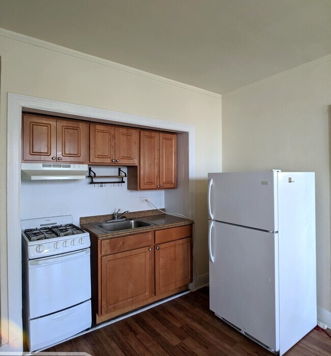 Building Photo - 3335 W Diversey Ave