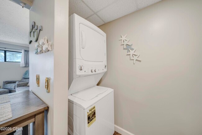 Building Photo - 6903 N Lagoon Dr