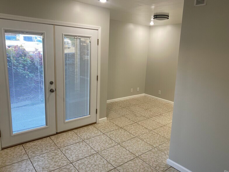 Building Photo - 515 Basswood Ave