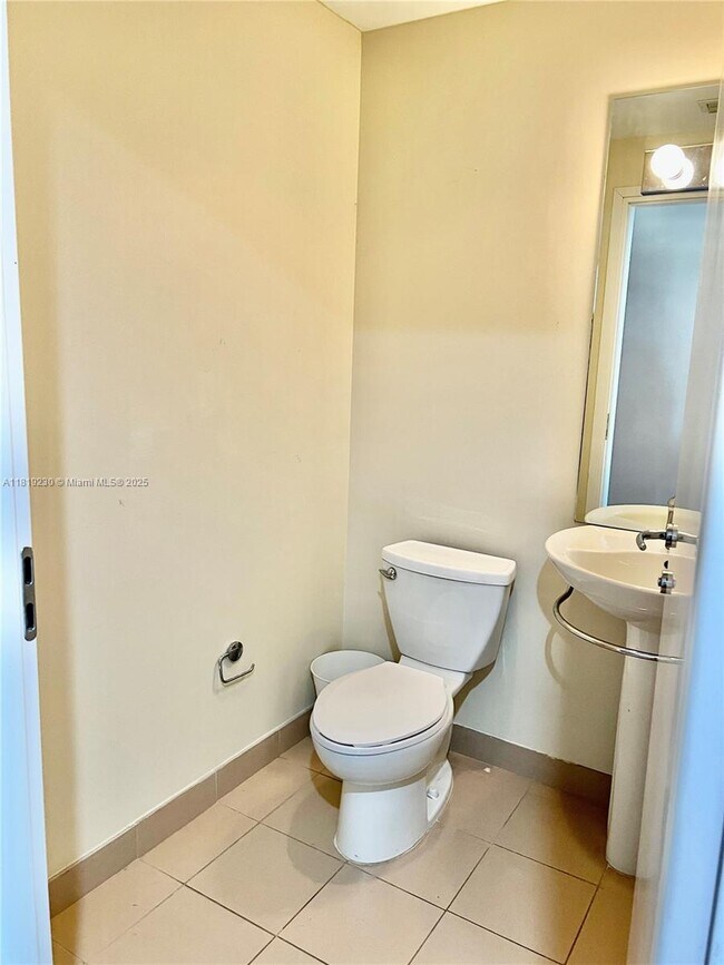 Building Photo - 300 S Biscayne Blvd