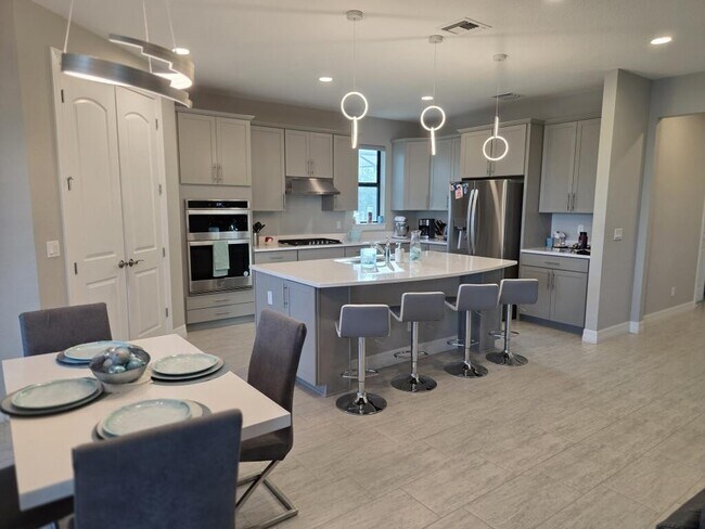 Building Photo - 527 SE Vallarta Dr