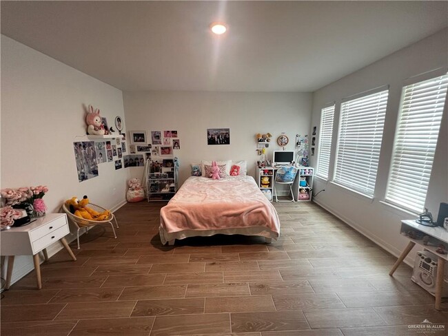 Building Photo - 23 El Paso Dr