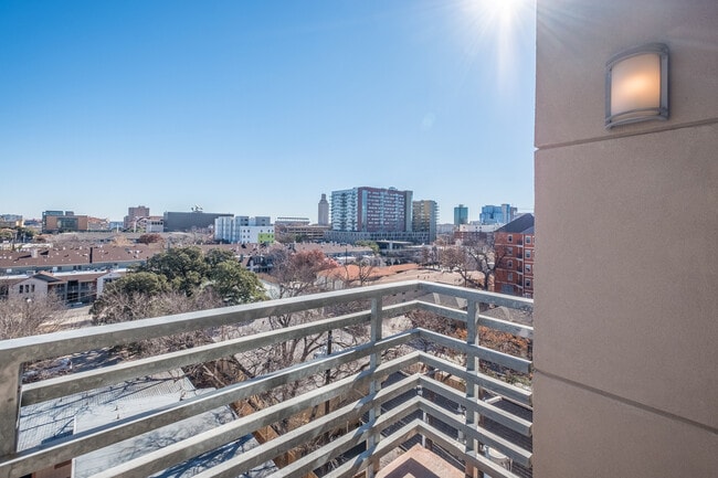 Building Photo - Live in the Heart of West Campus!