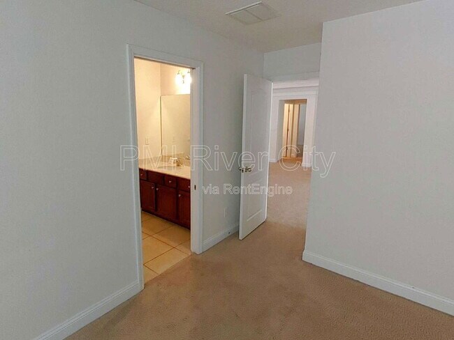 Building Photo - 2099 Club Lake Dr