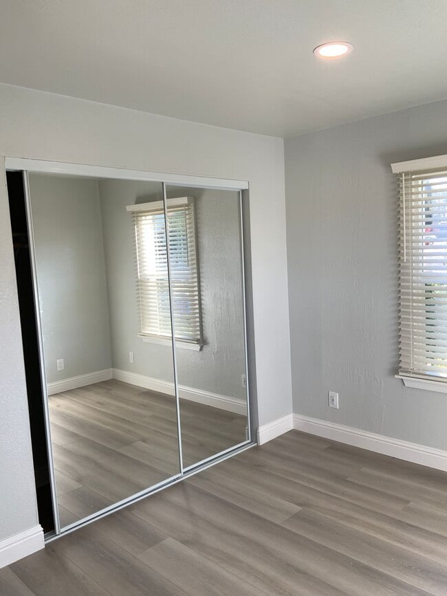 Building Photo - Beautifully remodeled 3 bedroom 2 bath Pin...
