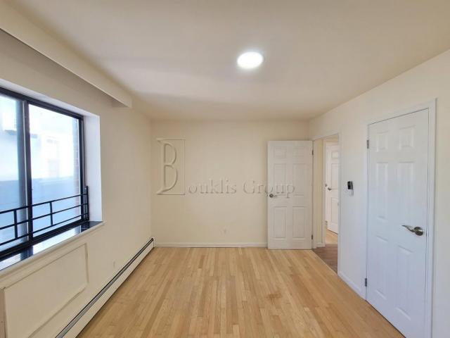 Building Photo - 4 bedroom in ASTORIA NY 11102