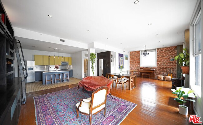 Building Photo - 257 S Spring St